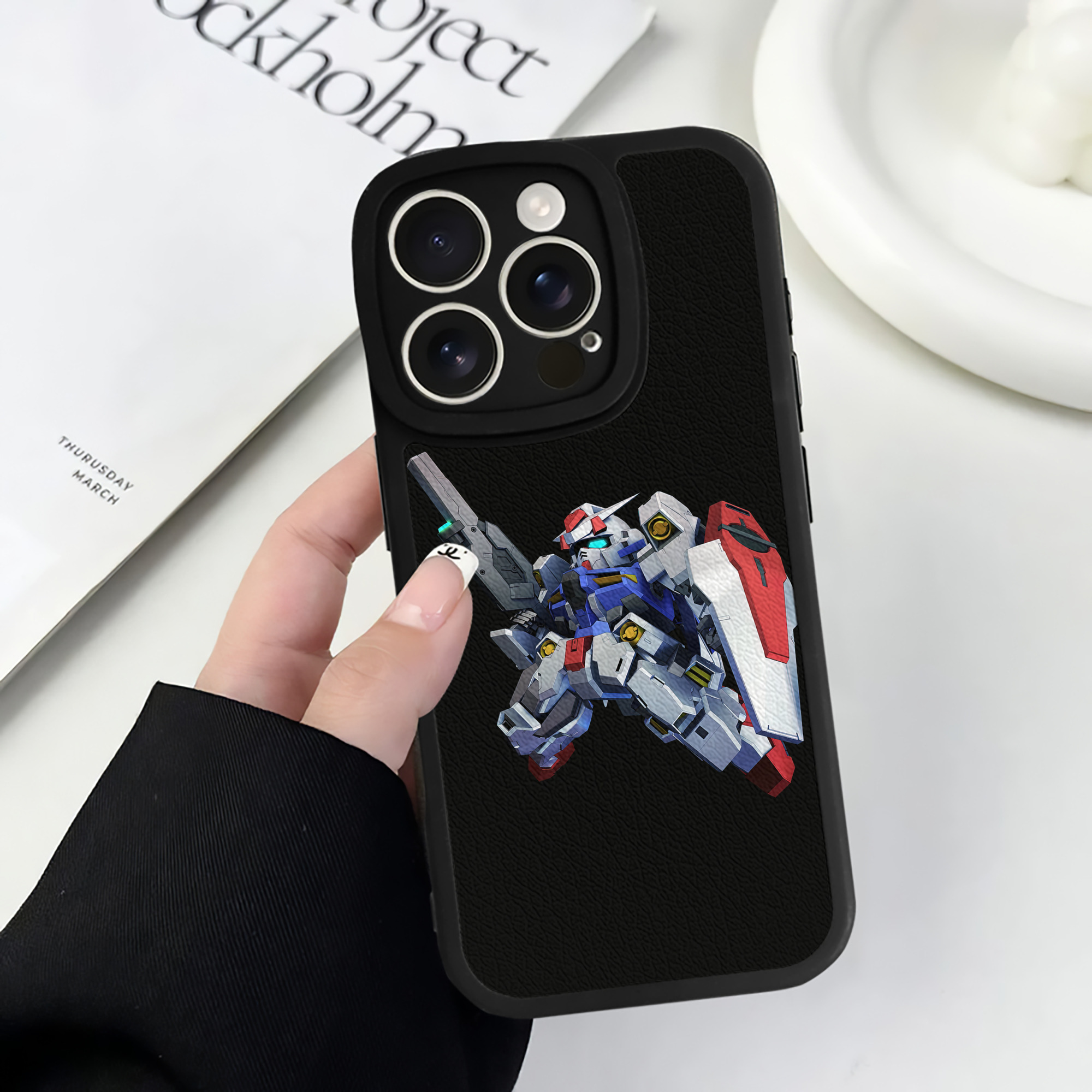 （画像用） 機動戦士ガンダム Mobile Suit Gundam 【iPhone 16シリーズ対応】シリコンスマホケース（レザー調） 材質：シリコン